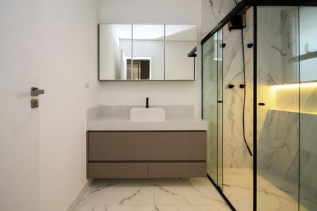 Casa de condomínio para alugar com 381m², 4 quartos e 4 vagas Casa de condomínio para alugar com 381m², 4 quartos e 4 vagasBanheiro Suíte 4