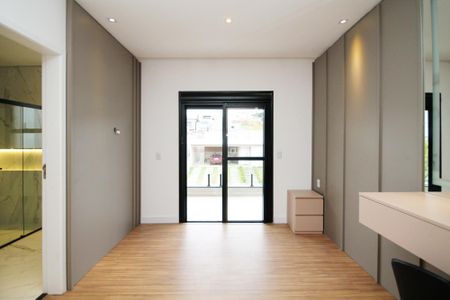 Casa de condomínio para alugar com 381m², 4 quartos e 4 vagas Casa de condomínio para alugar com 381m², 4 quartos e 4 vagasSuíte 4