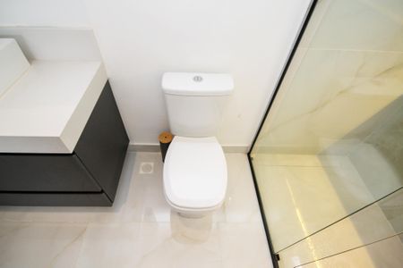 Casa de condomínio para alugar com 381m², 4 quartos e 4 vagas Casa de condomínio para alugar com 381m², 4 quartos e 4 vagasBanheiro Suíte 2