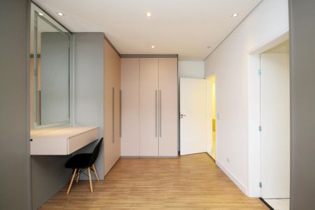 Casa de condomínio para alugar com 381m², 4 quartos e 4 vagas Casa de condomínio para alugar com 381m², 4 quartos e 4 vagasSuíte 4