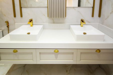Casa de condomínio para alugar com 381m², 4 quartos e 4 vagas Casa de condomínio para alugar com 381m², 4 quartos e 4 vagasBanheiro Suíte 1