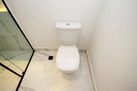 Casa de condomínio para alugar com 381m², 4 quartos e 4 vagas Casa de condomínio para alugar com 381m², 4 quartos e 4 vagasBanheiro Suíte 4