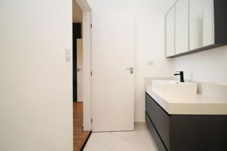 Casa de condomínio para alugar com 381m², 4 quartos e 4 vagas Casa de condomínio para alugar com 381m², 4 quartos e 4 vagasBanheiro Suíte 2