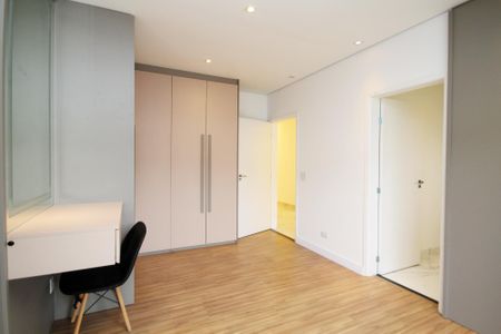 Casa de condomínio para alugar com 381m², 4 quartos e 4 vagas Casa de condomínio para alugar com 381m², 4 quartos e 4 vagasSuíte 4