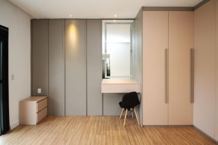Casa de condomínio para alugar com 381m², 4 quartos e 4 vagas Casa de condomínio para alugar com 381m², 4 quartos e 4 vagasSuíte 4