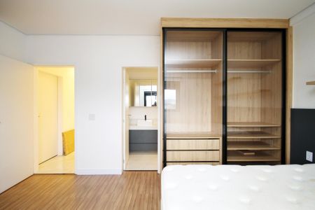Casa de condomínio para alugar com 381m², 4 quartos e 4 vagas Casa de condomínio para alugar com 381m², 4 quartos e 4 vagasSuíte 2