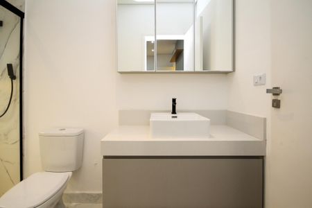 Casa de condomínio para alugar com 381m², 4 quartos e 4 vagas Casa de condomínio para alugar com 381m², 4 quartos e 4 vagasBanheiro Suíte 3