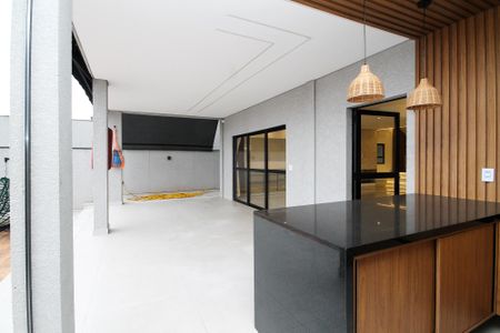 Casa de condomínio para alugar com 381m², 4 quartos e 4 vagas Casa de condomínio para alugar com 381m², 4 quartos e 4 vagasVaranda