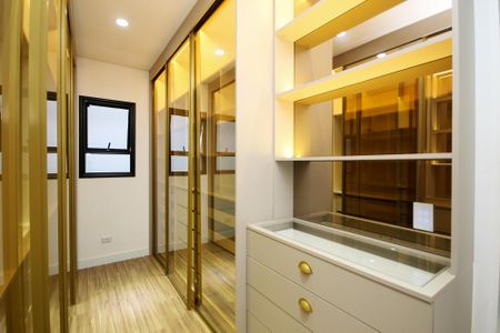 Casa de condomínio para alugar com 381m², 4 quartos e 4 vagas Casa de condomínio para alugar com 381m², 4 quartos e 4 vagasCloset Suíte 1