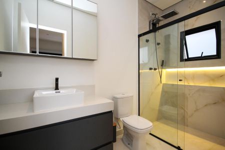 Casa de condomínio para alugar com 381m², 4 quartos e 4 vagas Casa de condomínio para alugar com 381m², 4 quartos e 4 vagasBanheiro Suíte 2