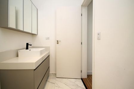 Casa de condomínio para alugar com 381m², 4 quartos e 4 vagas Casa de condomínio para alugar com 381m², 4 quartos e 4 vagasBanheiro Suíte 3