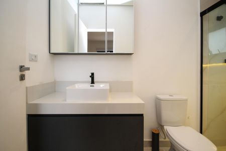 Casa de condomínio para alugar com 381m², 4 quartos e 4 vagas Casa de condomínio para alugar com 381m², 4 quartos e 4 vagasBanheiro Suíte 2