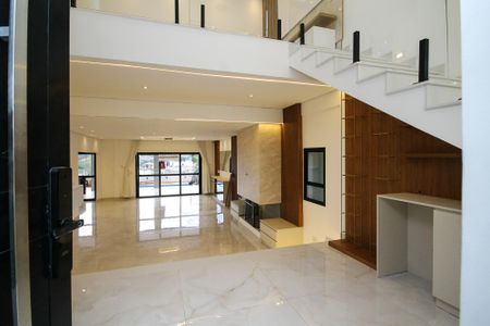 Casa de condomínio para alugar com 381m², 4 quartos e 4 vagas Casa de condomínio para alugar com 381m², 4 quartos e 4 vagasEntrada