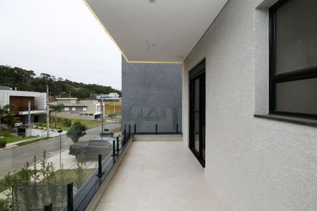 Casa de condomínio para alugar com 381m², 4 quartos e 4 vagas Casa de condomínio para alugar com 381m², 4 quartos e 4 vagasVaranda Suíte 4