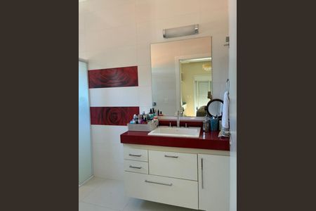 Casa de condomínio à venda com 800m², 4 quartos e 4 vagas Casa de condomínio à venda com 800m², 4 quartos e 4 vagasBanheiro