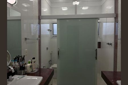 Casa de condomínio à venda com 800m², 4 quartos e 4 vagas Casa de condomínio à venda com 800m², 4 quartos e 4 vagasBanheiro