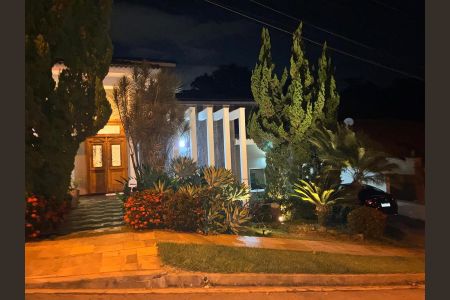 Casa de condomínio à venda com 800m², 4 quartos e 4 vagas Casa de condomínio à venda com 800m², 4 quartos e 4 vagasFachada