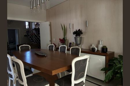 Casa de condomínio à venda com 800m², 4 quartos e 4 vagas Casa de condomínio à venda com 800m², 4 quartos e 4 vagasSala de Jantar