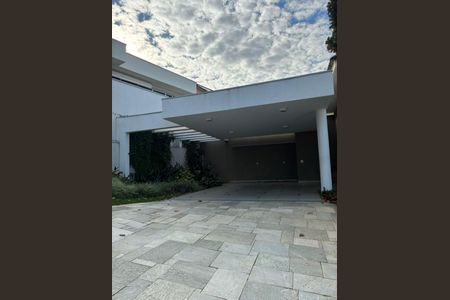 Casa de condomínio à venda com 800m², 4 quartos e 4 vagas Casa de condomínio à venda com 800m², 4 quartos e 4 vagasÁrea externa
