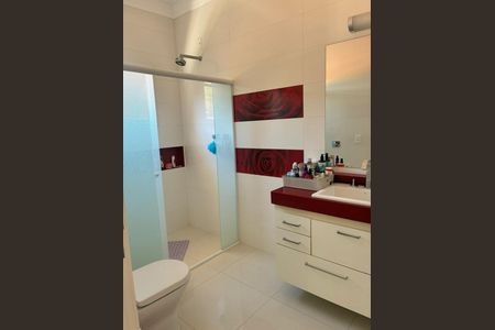 Casa de condomínio à venda com 800m², 4 quartos e 4 vagas Casa de condomínio à venda com 800m², 4 quartos e 4 vagasBanheiro