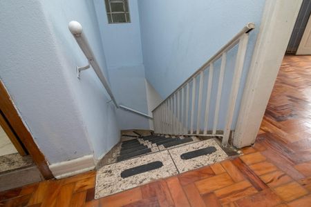Casa para alugar com 250m², 2 quartos e 2 vagasEscada dos quartos