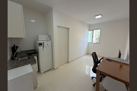 Sala e cozinha  de kitnet/studio para alugar com 1 quarto, 27m² em Águas Claras, Brasília