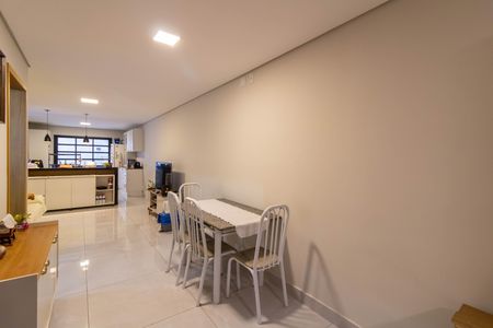 Casa à venda com 170m², 3 quartos e 3 vagas Casa à venda com 170m², 3 quartos e 3 vagasSala
