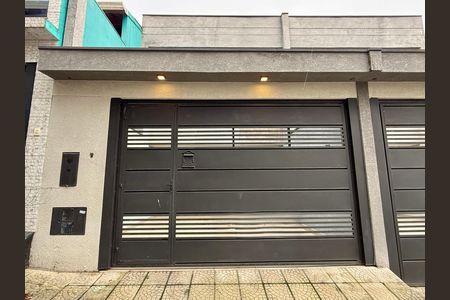 Casa à venda com 170m², 3 quartos e 3 vagas Casa à venda com 170m², 3 quartos e 3 vagasFachada