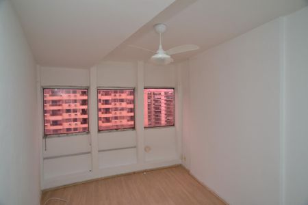 Sala de apartamento para alugar com 1 quarto, 35m² em Barra da Tijuca, Rio de Janeiro