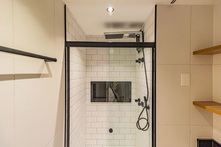 Banheiro de kitnet/studio para alugar com 1 quarto, 27m² em Cidade Monções, São Paulo