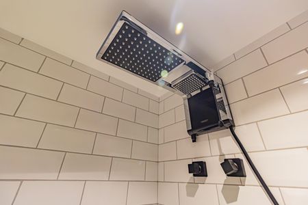 Banheiro de kitnet/studio para alugar com 1 quarto, 27m² em Cidade Monções, São Paulo