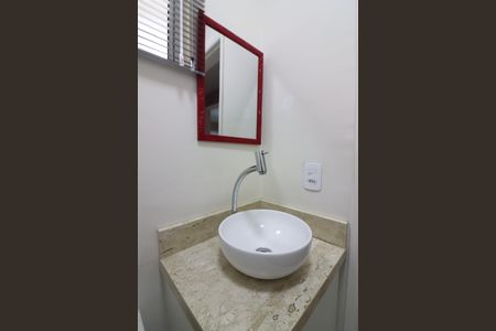 Casa de condomínio à venda com 120m², 3 quartos e 2 vagasLavabo