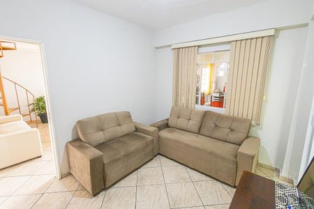 Sala de televisão de casa para alugar com 4 quartos, 200m² em Glória, Belo Horizonte