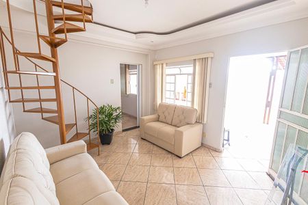 Casa para alugar com 200m², 4 quartos e 3 vagas Casa para alugar com 200m², 4 quartos e 3 vagasSala