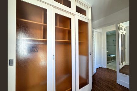 Apartamento para alugar com 180m², 2 quartos e 1 vaga Apartamento para alugar com 180m², 2 quartos e 1 vagaCloset da suíte