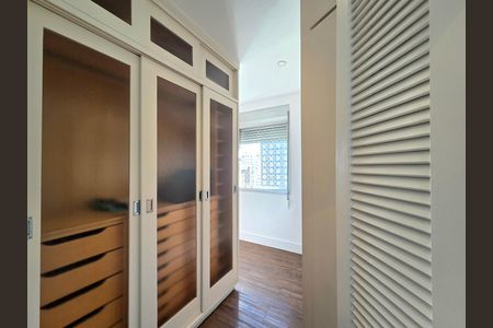 Apartamento para alugar com 180m², 2 quartos e 1 vaga Apartamento para alugar com 180m², 2 quartos e 1 vagaCloset da suíte