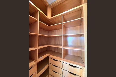 Apartamento para alugar com 180m², 2 quartos e 1 vaga Apartamento para alugar com 180m², 2 quartos e 1 vagaCloset da suíte