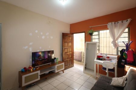 Casa à venda com 186m², 2 quartos e 2 vagas Casa à venda com 186m², 2 quartos e 2 vagasSala