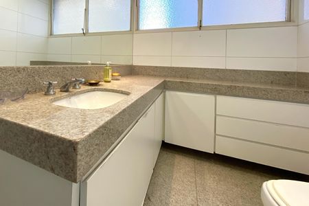Apartamento à venda com 210m², 4 quartos e 1 vaga Apartamento à venda com 210m², 4 quartos e 1 vagaBanheiro