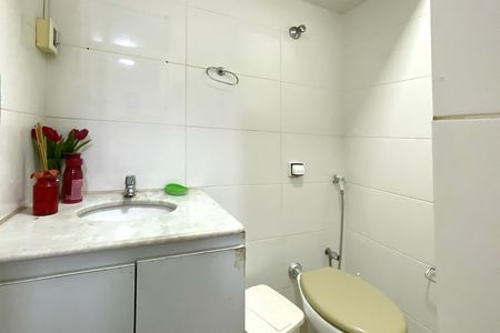 Apartamento à venda com 210m², 4 quartos e 1 vaga Apartamento à venda com 210m², 4 quartos e 1 vagaBanheiro de serviço