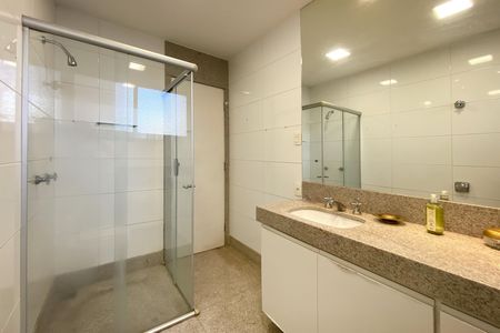 Apartamento à venda com 210m², 4 quartos e 1 vaga Apartamento à venda com 210m², 4 quartos e 1 vagaBanheiro