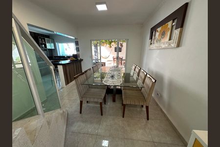 Casa de condomínio à venda com 254m², 4 quartos e 11 vagas Casa de condomínio à venda com 254m², 4 quartos e 11 vagasSala de Jantar