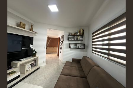 Casa de condomínio à venda com 254m², 4 quartos e 11 vagas Casa de condomínio à venda com 254m², 4 quartos e 11 vagasSala de TV