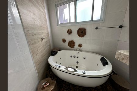Casa de condomínio à venda com 254m², 4 quartos e 11 vagas Casa de condomínio à venda com 254m², 4 quartos e 11 vagasBanheiro da Suíte 2