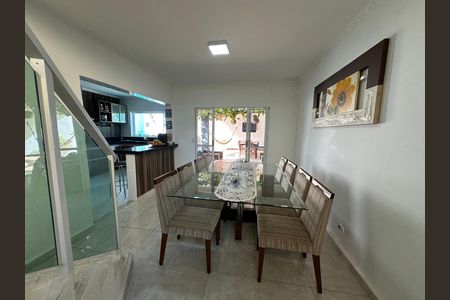 Casa de condomínio à venda com 254m², 4 quartos e 11 vagas Casa de condomínio à venda com 254m², 4 quartos e 11 vagasSala de Jantar