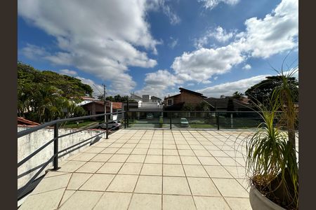 Casa de condomínio à venda com 254m², 4 quartos e 11 vagas Casa de condomínio à venda com 254m², 4 quartos e 11 vagasVaranda