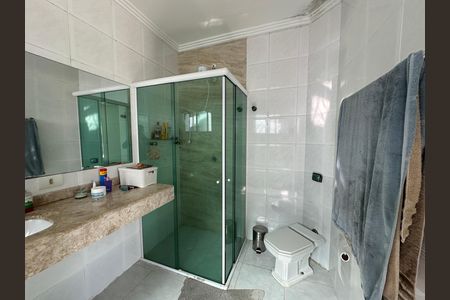 Casa de condomínio à venda com 254m², 4 quartos e 11 vagas Casa de condomínio à venda com 254m², 4 quartos e 11 vagasBanheiro da Suíte 2
