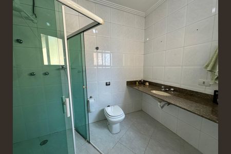 Casa de condomínio à venda com 254m², 4 quartos e 11 vagas Casa de condomínio à venda com 254m², 4 quartos e 11 vagasBanheiro da Suíte 1