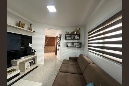Casa de condomínio à venda com 254m², 4 quartos e 11 vagas Casa de condomínio à venda com 254m², 4 quartos e 11 vagasSala de TV