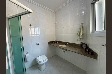 Casa de condomínio à venda com 254m², 4 quartos e 11 vagas Casa de condomínio à venda com 254m², 4 quartos e 11 vagasBanheiro da Suíte 1